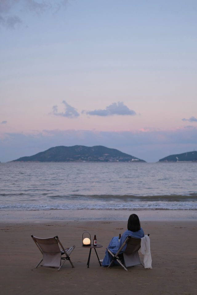 落日時分，鹹鹹海風吹向礁石和漁村。