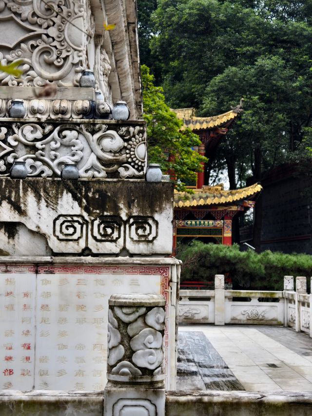 自然與人文交融之地——探訪三聖寺的自然風光和人文景觀。