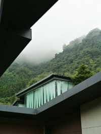 在峨眉山！金頂對面的寶藏私湯民宿！。