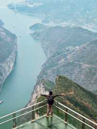 登臨三峽之巔輕舟已過萬重山