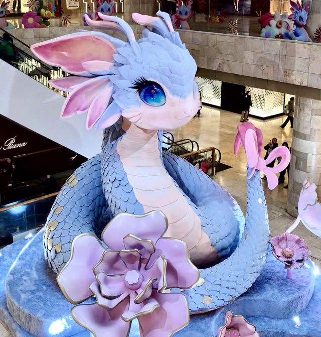 快去德基廣場和美美小蛇拍照！
