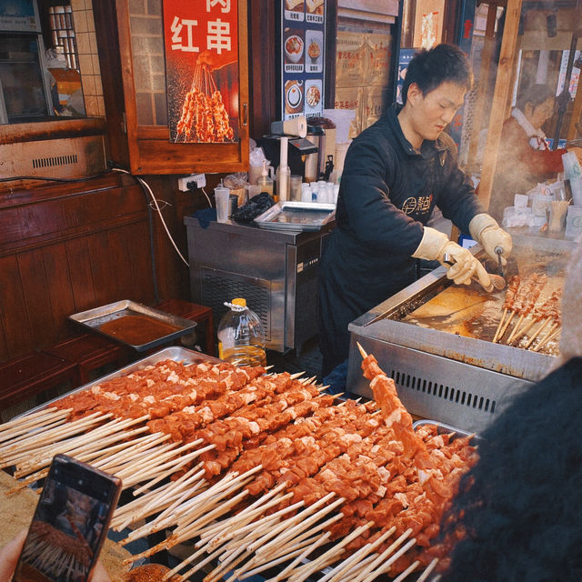 一人去旅行｜到處都是人，沙坪壩區磁器口古鎮太有年味兒了，很熱鬧