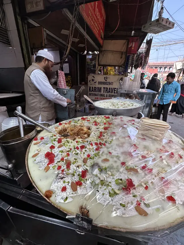 🌆 Delhi: Where Chaos Meets Flavor 😋