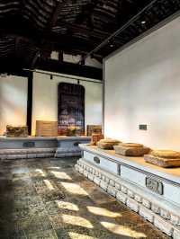 玉蘭映雙塔，春色落滿園。