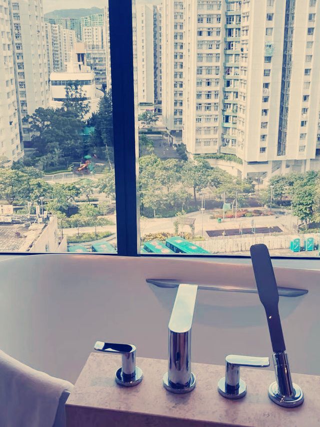 奢華體驗】香港嘉里酒店入住感想：港島絕美天際線與暖心服務的完美結合**  