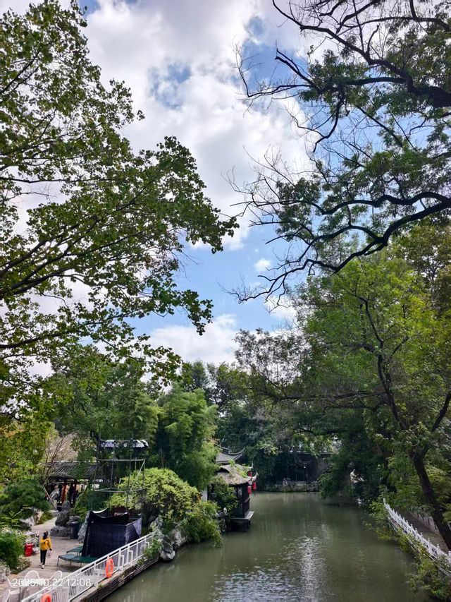 藍天白雲下，紅橋周邊風景美出圈！