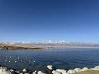 對於在成都忙碌的打工人來說，賽里木湖絕對是讓你暫時逃離都市喧囂、 recharge 能量的完美選擇。