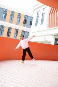 在未完成的建築裡,拍一部未來感大片