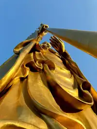 以深悲宏願照亮黑暗，以智慧恆心守護眾生