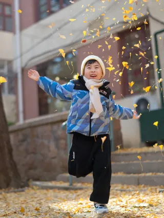 I thought Nanjing was already beautiful enough, until I brought my child to Qingdao…..