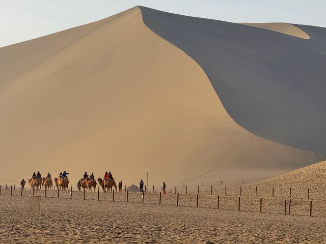 敦煌月牙泉|鳴沙山環抱的沙漠新月 敦煌月牙泉|鳴沙山環抱的沙漠新月