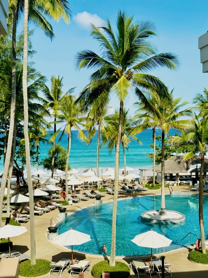 Thailand! Phuket Island!!! Discovered a fairy seaside resort~ lying flat for a few days is just too comfortable! Perfect for both bringing kids👶🏻 and couples dating💑!
🌟Private entire beach
7 unbeatable swimming pools (including a children’s pool👶🏻)
Thai lawn massage💆🏻♀️
📍Address: Southern tip of Phuket Island · Kata Beach, by Little Kata Beach
🏖️Amazing location!
Located at the center of Little Kata Beach
Hotel with zero distance direct access to the beach🏝️
Side gate 5-minute walk to 7-11🏪
10-minute walk to Kata shopping area🛍️
💯Room experience
Extra-large Thai-style suite🛏️
Sliding door partitions, very thoughtful
Sea view balcony so beautiful it makes you cry🌅
Recommended to enjoy a Tiger beer🍺 at dusk
Sea breeze + sound of waves is simply healing!
✨Hidden gems of facilities
Choose from 7 large pools🏊
Super thoughtful children’s area👶🏻
Super comfortable Thai massage💆♀️
Soaking in the bathtub is pure enjoyment🛁
Really a “once you come, you don’t want to leave” series!!!
The ultimate lie-flat vacation confirmed~~