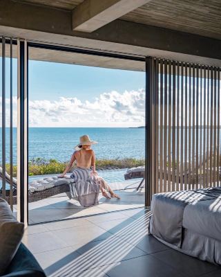 사유해거, 이라부섬의 푸른 바다를 휴가 시간 속으로 옮기다