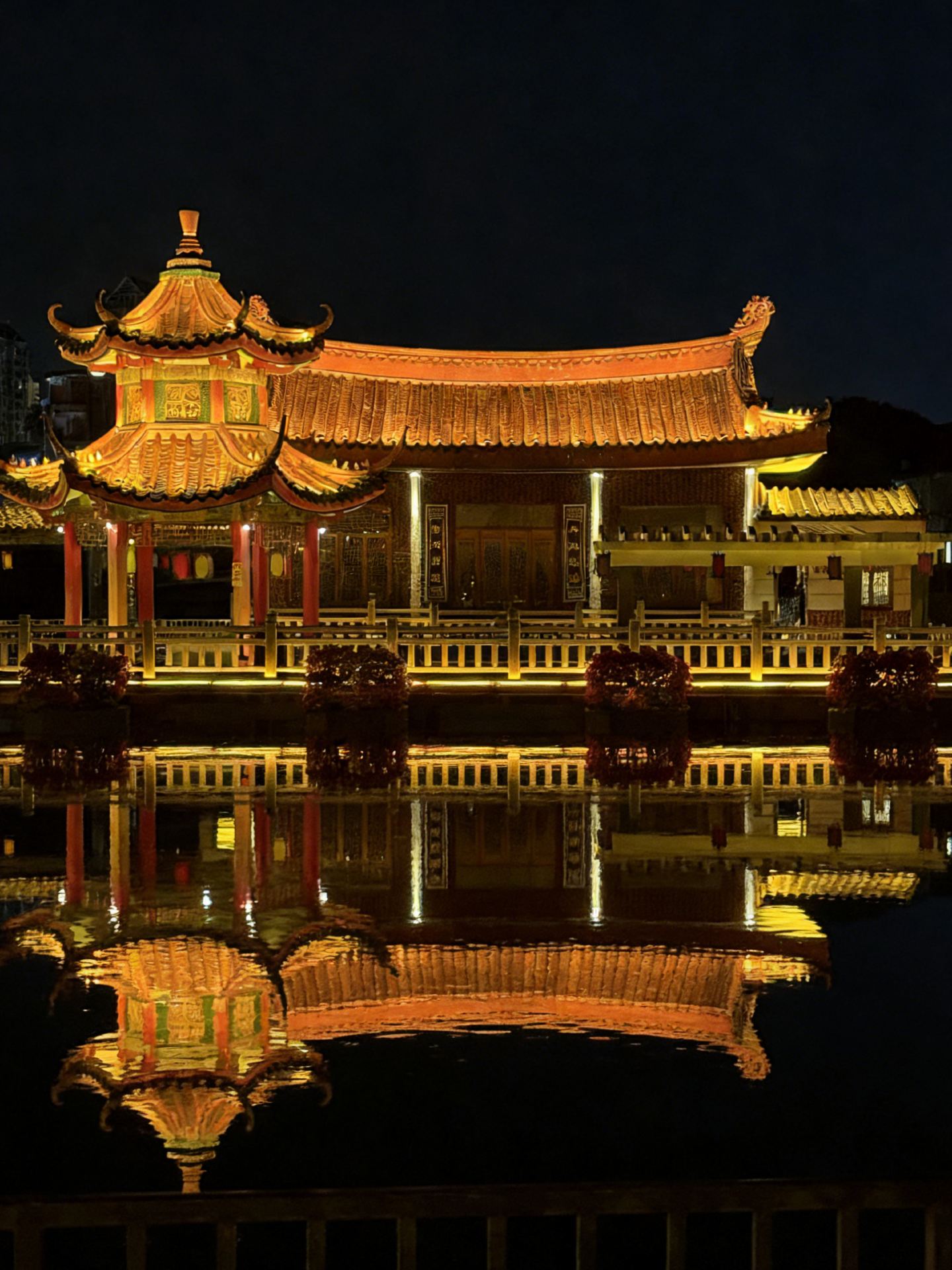 Friend, if you're tired of the touristy trendy snacks and want to find a place to fill your weekend with the most authentic local flavor—I strongly recommend you take the high-speed train and arrive in just one hour at this hidden gem city on the Fujian-Guangdong border: Zhao'an.

There aren’t many tourists here, but there are countless time-honored brands; the city is small, yet it can keep your taste buds partying from dawn till late at night. I just came back from there last weekend, with a stomach full and a super detailed "24-Hour Ultimate Foodie Map" to share with you now.

🚄 How to get to this culinary island?

· High-speed train: Xiamen Station/Xiamen North → Zhao'an Station, about 1 hour, ticket around 69 RMB, frequent departures.

· Self-driving: Navigate to "Zhao'an County," about 1.5-2 hours drive, perfect for those who want to freely explore the surroundings.

· City transportation: The old town is very small, and food spots are concentrated. Walking + shared electric scooters are the way to go.

🗺️ 24-Hour Ultimate Foodie Route (Follow this and you won’t get lost)

🌞 Morning (7:00-10:00): Wake up your day with traditional flavors

· First stop: Wuyi Soy Milk

An old shop featured on "Breakfast China." Must-try: Mung Bean Cool (3 RMB), with distinct mung bean grains and a unique texture; pair it with Ai Guo, soft, glutinous, and savory—a classic local combo.

· Second stop: Chaozai Qiaoyuan Pan-fried Buns

Right next to Wuyi Soy Milk, grab a pan-fried bun (2 RMB each) to go. The crust is slightly crispy, the filling has a hint of sweetness, a unique Minnan flavor.

🕛 Noon (11:30-14:00): Satisfy your craving for hearty meat

· Third stop: Gongcheng Beef Shop

Charged per person (about 50 RMB each), a serving of tomato beef soup with hand-made beef balls, plus a plate of thick-cut beef. The beef is unbelievably tender; mix it with fried garlic and rice for a soul-stirring taste.

· Fourth stop: Baimei Herbal Tea

After beef, have a glass of iced starfruit juice for instant refreshment. Ladies can try the peach gum with snow lotus seeds, both beautifying and delicious.

☕️ Afternoon (14:00-17:00): A leisurely tour of snacks and desserts

· Fifth stop: Waitou Braised Goose and Duck

Hidden in the alleys under the Zhongshan Road arcade, the aroma of braised meats is irresistible. Braised goose sells out quickly, but the braised duck is equally excellent; dip it in garlic vinegar water for an amazing flavor.

· Sixth stop: Zhu Baoguo Pork Floss

A wildly recommended local shop. The pork strips are perfect for binge-watching snacks—salty, crispy, and delicious. Watching the aunties make it on-site makes buying it very reassuring.

· Seventh stop: Yongjinfang Sweet Soup

Opens only in the afternoon, choose your own ingredients. The taro is cooked to a dense, sweet perfection—one bowl is super satisfying.

🌙 Evening (18:00-22:00): End the day perfectly with a big meal

· Eighth stop: Dashuimen Braised Pork Rice

Featured on CCTV, this braised pork rice shop always has lines during meal times. The braised pork is oily and fragrant, paired with a seafood medley full of wok hei.

· Or choose: Wu Shumei Beef Hotpot

A combined grill and hotpot restaurant with booming business. The meat is fresh, the grilled meat marinated tenderly, and the price per person is reasonable—great value.

· Late-night bonus: Old Shop Zeipo Noodles

If you still have room, try the Zeipo noodles that have been around for decades. The broth is clear and sweet, ingredients fresh, warming both heart and stomach.

📸 More than just eating! Things worth doing here

· Check in at the flower wall: Navigate to "Catholic Church," behind it is a very photogenic Zhao'an flower wall—don’t forget to take pictures.

· Visit the bakery: Lin Ji Bakery’s taro cakes and mung bean cakes have solid fillings—buy a few as souvenirs.

· Stroll the old town: After eating, take a walk along the arcade old street and feel the slow-paced Minnan lifestyle.

💡 Sincere advice and tips to avoid pitfalls

1. About time: Strongly recommend planning two days and one night! Otherwise, you’ll have two regrets: first, your stomach won’t be big enough; second, you’ll rush and not enjoy it fully.

2. About queues: For famous shops like Wuyi Soy Milk and Dashuimen Restaurant, try to avoid peak hours or be prepared to wait.

3. About navigation: Sometimes the old shops in the small town are hard to locate accurately; ask locals—they are very friendly.

4. About cost: Prices here are very friendly; 200 RMB per person can cover a whole street of food, so eat freely without worry.

After returning, I gained a new understanding of travel—it’s not always about seeing grand scenery. Sometimes, taking a high-speed train, spending an hour diving into a stranger’s small town morning, drinking a warm bowl of mung bean cool, chatting briefly with the cake-making aunties—this kind of real, warm connection is what truly heals a tired heart.

Zhao'an is exactly such a city, unhurried, holding every visitor with deliciousness. How about setting off this weekend?

Hidden gem city near Xiamen            