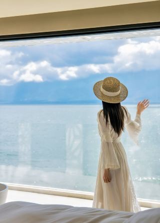 Это поистине целительный способ фотографировать озеро Эрхай; встреча с сине-белыми тонами Дали.