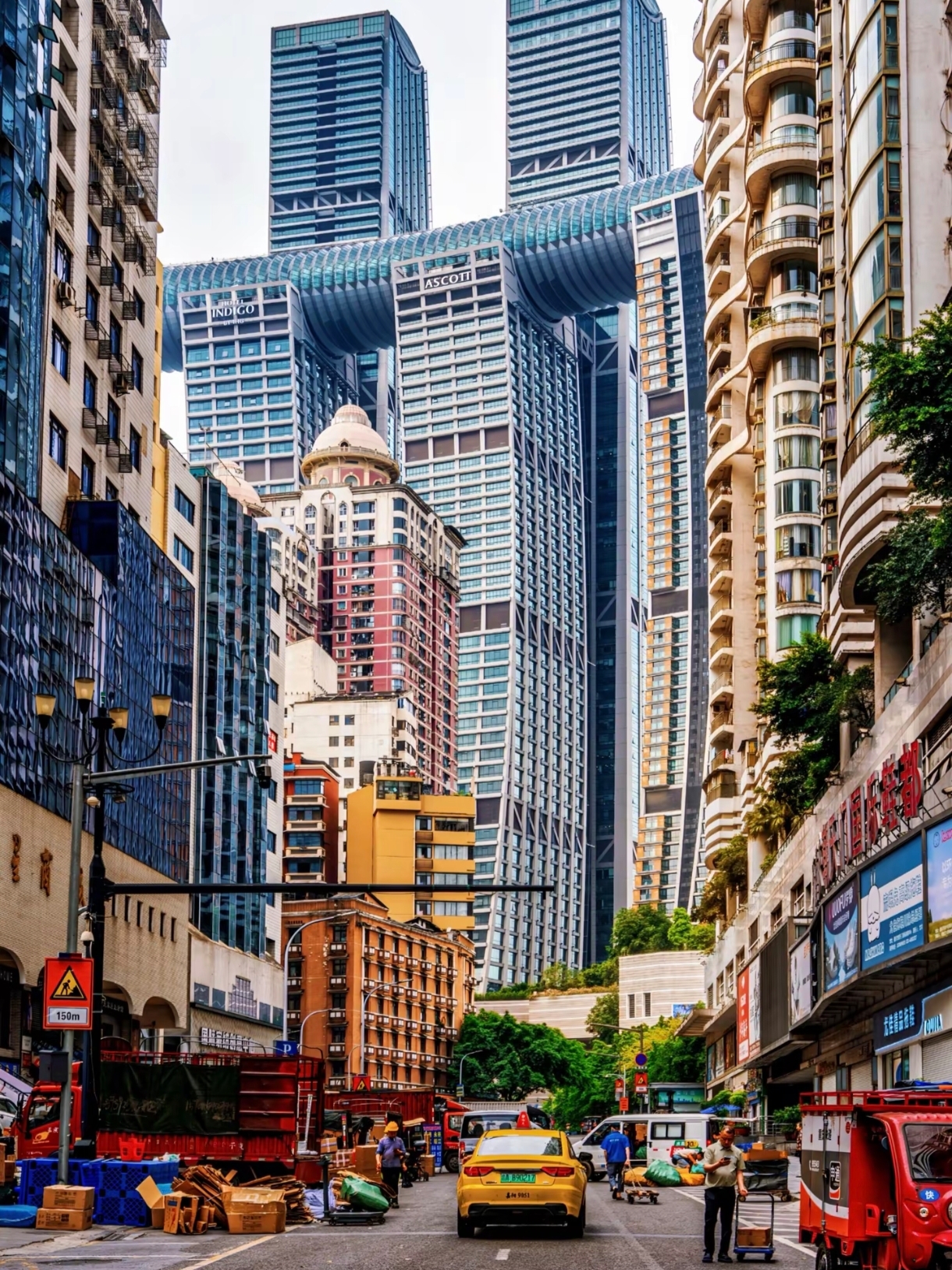 Gemay Chongqing | Natural Aesthetics · Detached Courtyard Designer Hotel (Jiefangbei Pedestrian Street Hongyadong Branch)

🏨Hotel Environment:
📍Location: No. 14 Luzumiao, an 8-minute walk to Jiefangbei Pedestrian Street, Hongyadong, Shibatian, and many other popular attractions. There is also a subway station nearby. The hotel is surrounded by numerous dining options, within walking distance to Bayi Food Street, hot pot restaurants, and snack shops, meeting tourists' shopping and dining needs.

🌸Hotel Highlights:
✅Detached courtyard-style building with a sense of design and beauty.
✅Rooms are simply and elegantly designed, fully equipped with 24-hour hot water, separate wet and dry bathrooms, and soft, comfortable bedding. Some rooms feature floor-to-ceiling windows with excellent natural lighting, making the stay more comfortable. The hotel also has a laundry room and gym, convenient for long-term guests.

🌟Service Features:
✅Front desk staff are warm and friendly, efficiently handling check-in and check-out. Thoughtful room service promptly responds to guests' needs. Additionally, the hotel offers robot food delivery service, adding convenience and fun to the stay.

🏘️Nearby Attractions:
✅ Jiefangbei Pedestrian Street (5-minute walk): One of Chongqing's iconic landmarks, perfect for shopping, tasting local food, and enjoying the night view.
✅ Hongyadong (10-minute walk): A modern commercial complex with plenty of food and souvenir shops, ideal for shopping and experiencing Chongqing culture.
✅ Shibatian (15-minute walk): A historic street where you can admire old Chongqing architecture and cultural scenery.
✅ Qiansimen Bridge (15-minute walk): A bridge connecting Yuzhong District and Jiangbei District, offering beautiful views of the confluence of the two rivers.