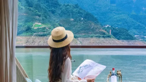 Essential for the lazy! Lie back and enjoy the Three Gorges on a five-star cruise — traveler post in Zigui