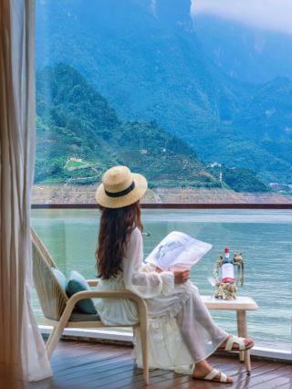 Essential for the lazy! Lie back and enjoy the Three Gorges on a five-star cruise