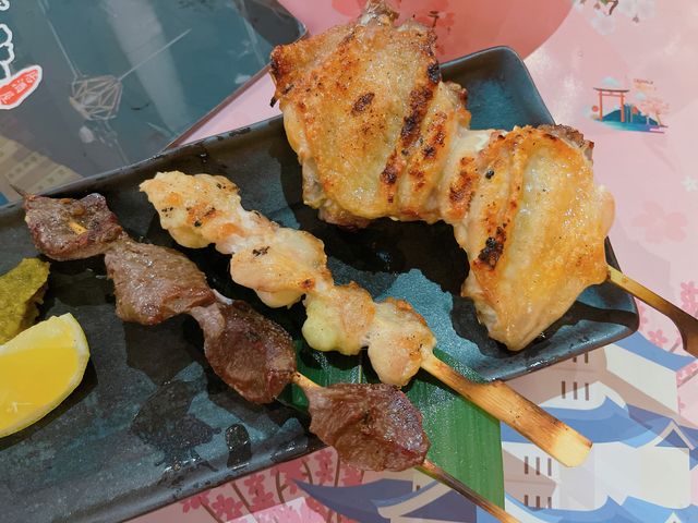 餐廳既裝修及佈置都充滿日本居酒屋特色,環境舒適氣氛一流~食物方面,除左串燒、日式小食及烏冬外,亦提供大量新鮮刺身及時令海鮮,食物種類夠多元化~ 餐廳既裝修及佈置都充滿日本居酒屋特色,環境舒適氣氛一流~食物方面,除左串燒、日式小食及烏冬外,亦提供大量新鮮刺身及時令海鮮,食物種類夠多元化~