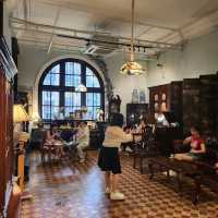 Room 8 咖啡店，古董收藏家
