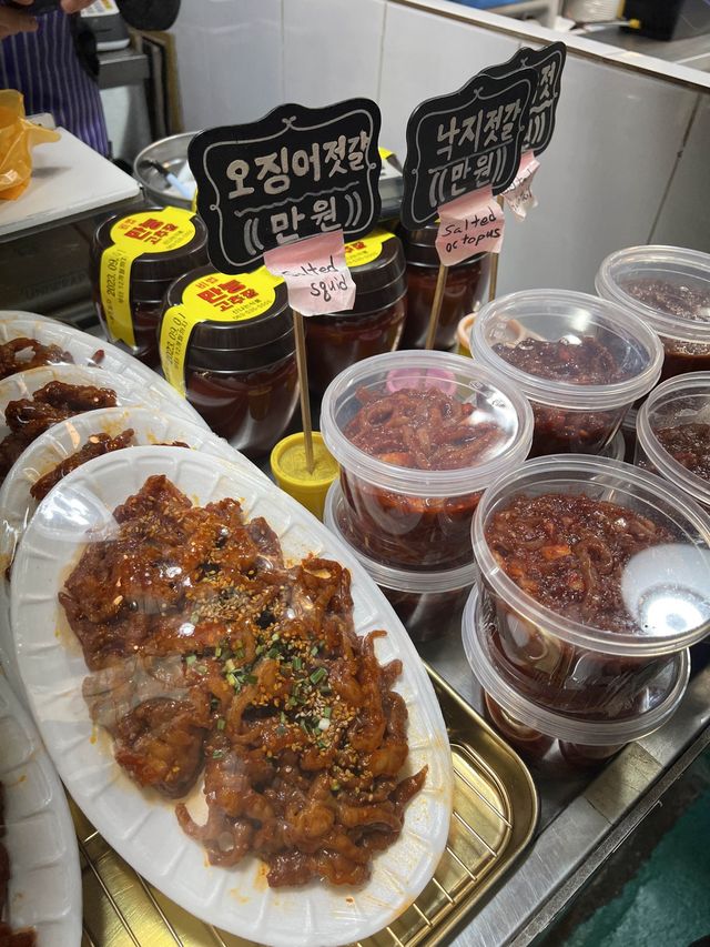 【韓国旅行】 望遠市場の食べ歩きグルメ肉汁ジューシー"トッカルビ"