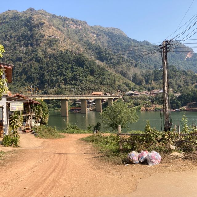 ノーンキャウ滞在の中心　Nong Khiaw Bridge 