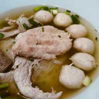 ก๋วยเตี๋ยวลูกชิ้นหมู เกาะสมุย ร้านอร่อยเมืองปากน้ำ