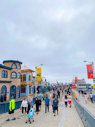 Santa Monica crowded with people from the entrance🌊