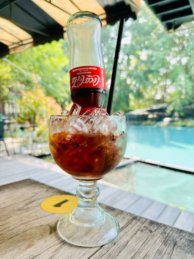 Hangar Cafe คาเฟ่ริมน้ำตกสีฟ้า