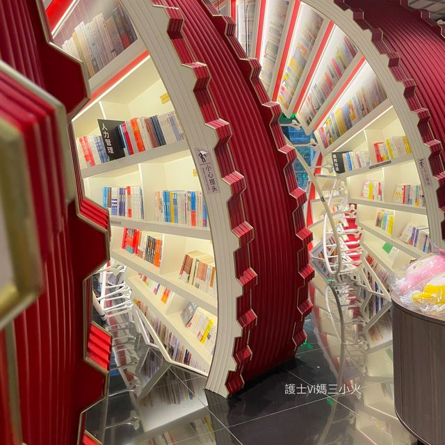 《超美打卡 螺旋書架猶如時光隧道》