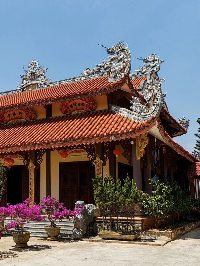 Chua Truc Lam - beautiful temple in Da Lat