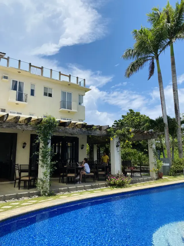 Lunch by the pool | Boracay 🇵🇭
