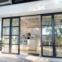 堅尼地城純白咖啡店☕️ 高樓底落地大玻璃🤩