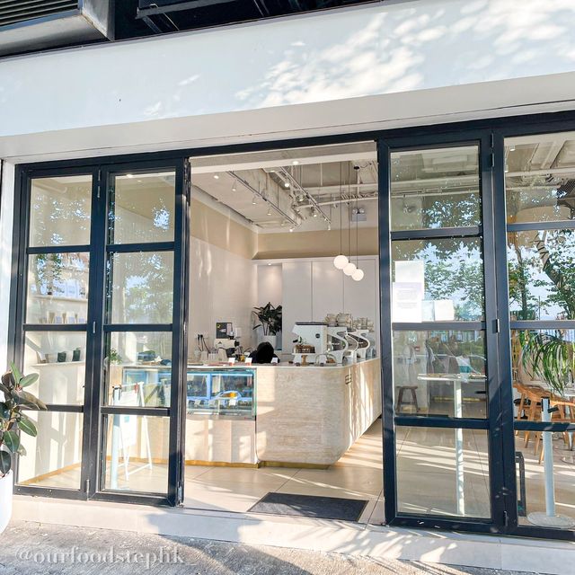 堅尼地城純白咖啡店☕️ 高樓底落地大玻璃🤩