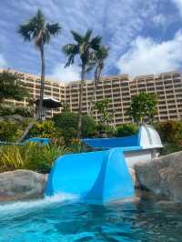 멋진 야외 수영장과 어우러진 투몬 비치 뷰를 즐길 수 있는 괌 숙소