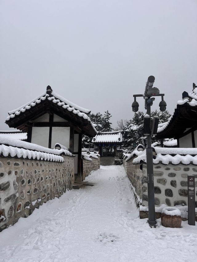 눈에 뒤덮인 한옥 마을이 서울에 있다고!?❄️