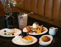 คาเฟ่สุดเท่ คุมโทนสีดำ กาแฟดี อาหารอร่อย