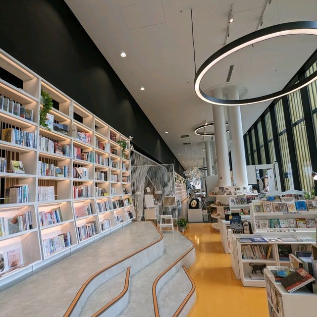 時尚文青風，台南圖書館內的人文沙龍咖啡：UBUNTU書店
