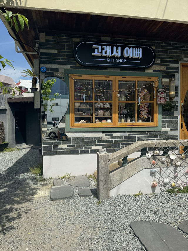 부산의 특색이 느껴지는 인테리어와 소품들이 가득했던 소품샵