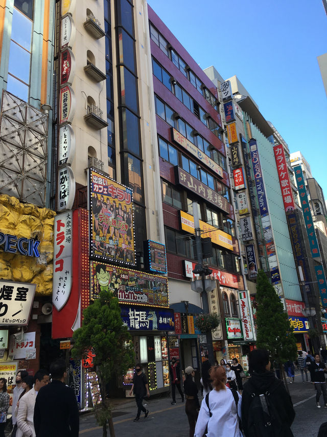 探索東京魅力：歌舞伎町的繁華景象
