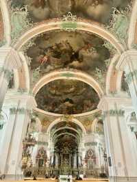 【瑞士】St. Gallen聖加侖修道院：瑞士最美的圖書館和巴洛克式大教堂 I 春天好去處