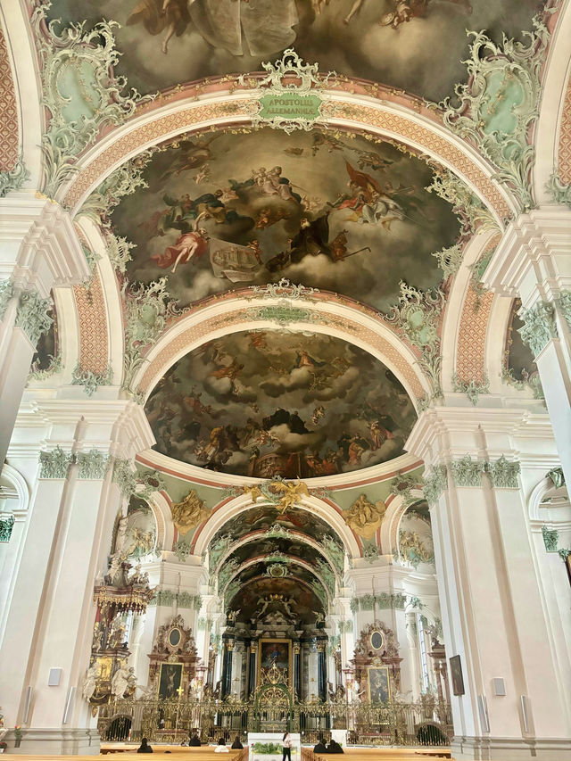 【瑞士】St. Gallen聖加侖修道院：瑞士最美的圖書館和巴洛克式大教堂 I 春天好去處