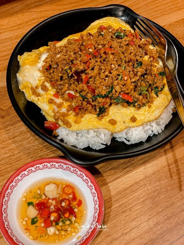 แวะกินข้าวที่ เด็ดกะเพรา สาขา เดอะมอลล์ท่าพระ