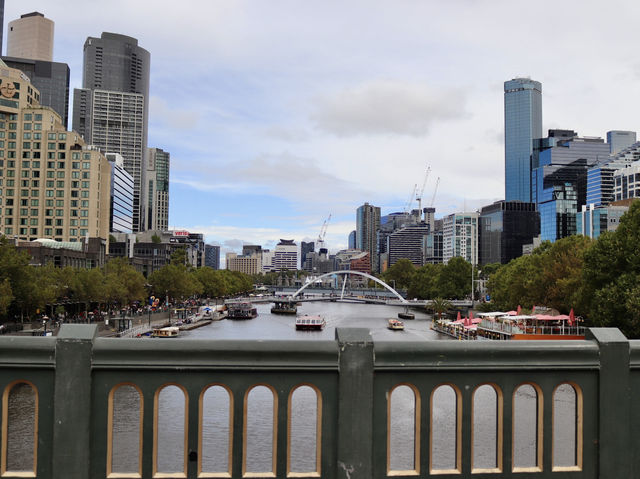 เดินเล่น Princes Bridge ที่ Melbourne 