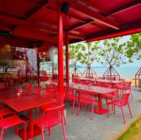 คาเฟ่สีแดง ริมหาดนาจอมเทียน พัทยา