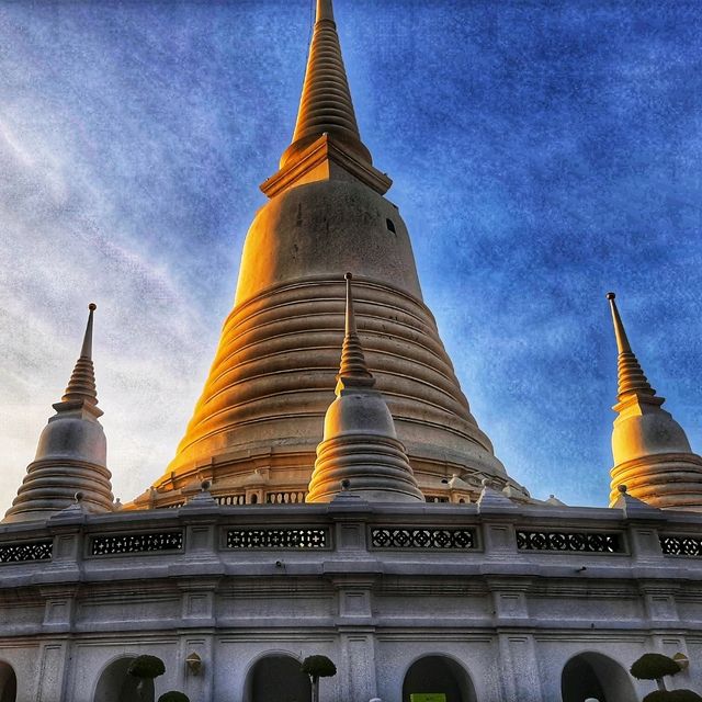 วัดประยุรวงศาวาส ชมเจดีย์แบบมีแกนกลาง