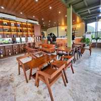 BUN KOPI | IT HAS A SPACIOUS AREA WITH BOTH INDOOR & OUTDOOR SEATING