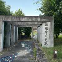 【兵庫県 加東市】ゴツゴツの岩に滝があるスポット