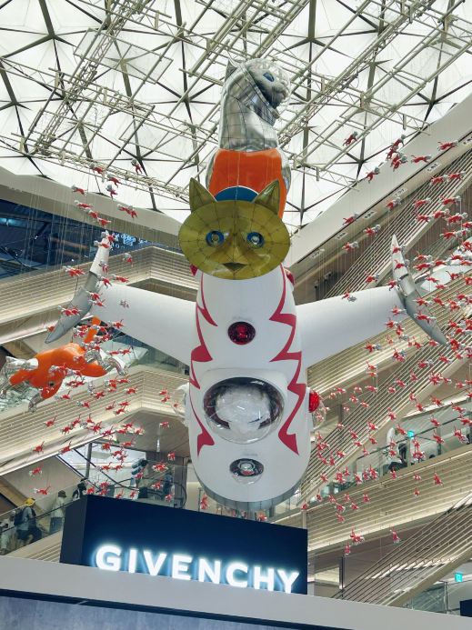 東京・銀座】GINZA SIXに「太陽の塔」の形をした巨大な宇宙船のLUCA号