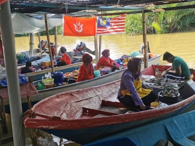 Pantai Suri Floating Market